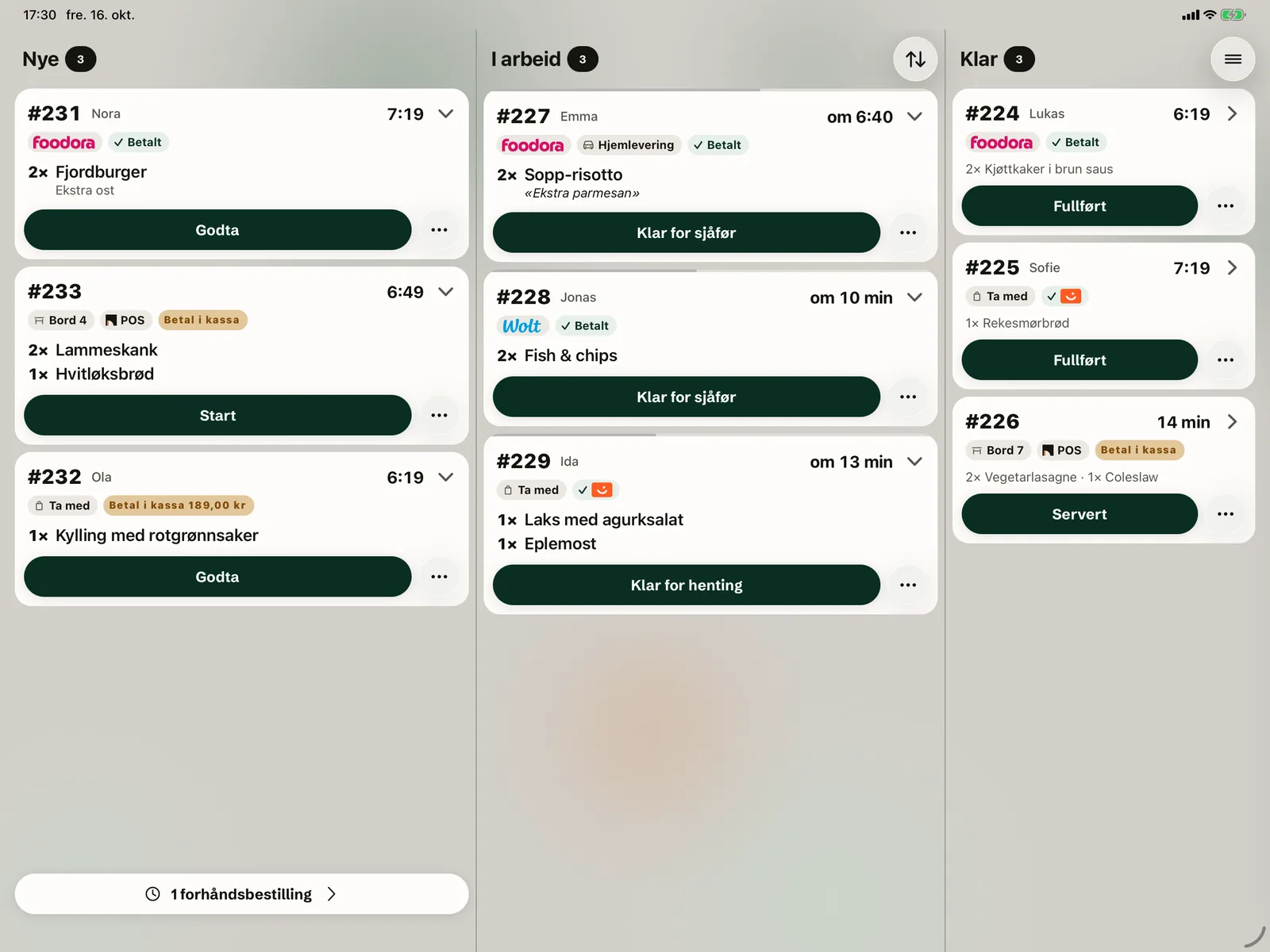 Kjøkkenskjermen (KDS) på iPad med kolonnene Nye, I arbeid og Klar.